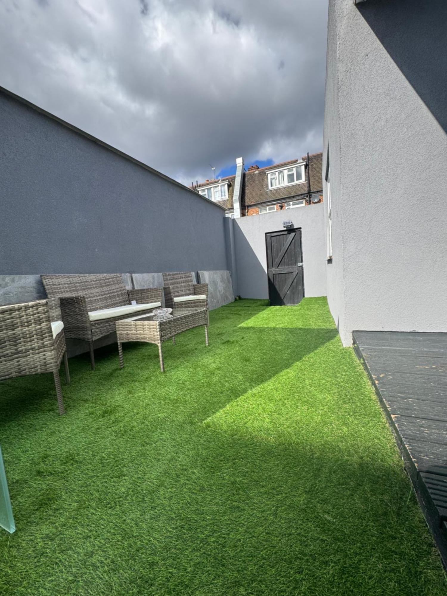 Newly Built Modern Studio House With Free Parking 런던 외부 사진